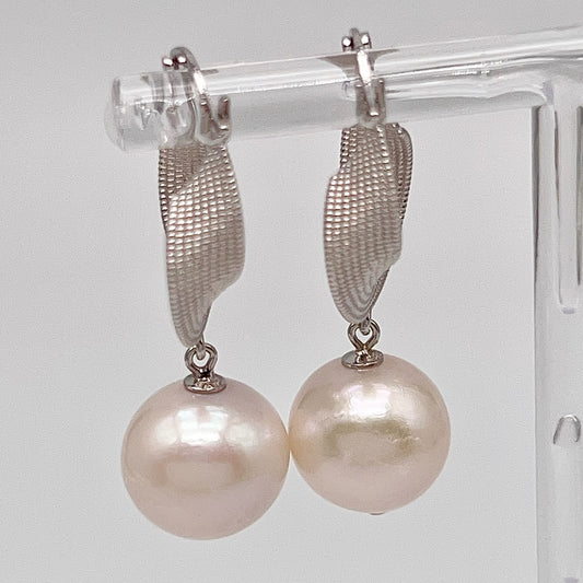 Retro Wind . Earring of White Edison Pearl in Silver 925. Twist Ribbon