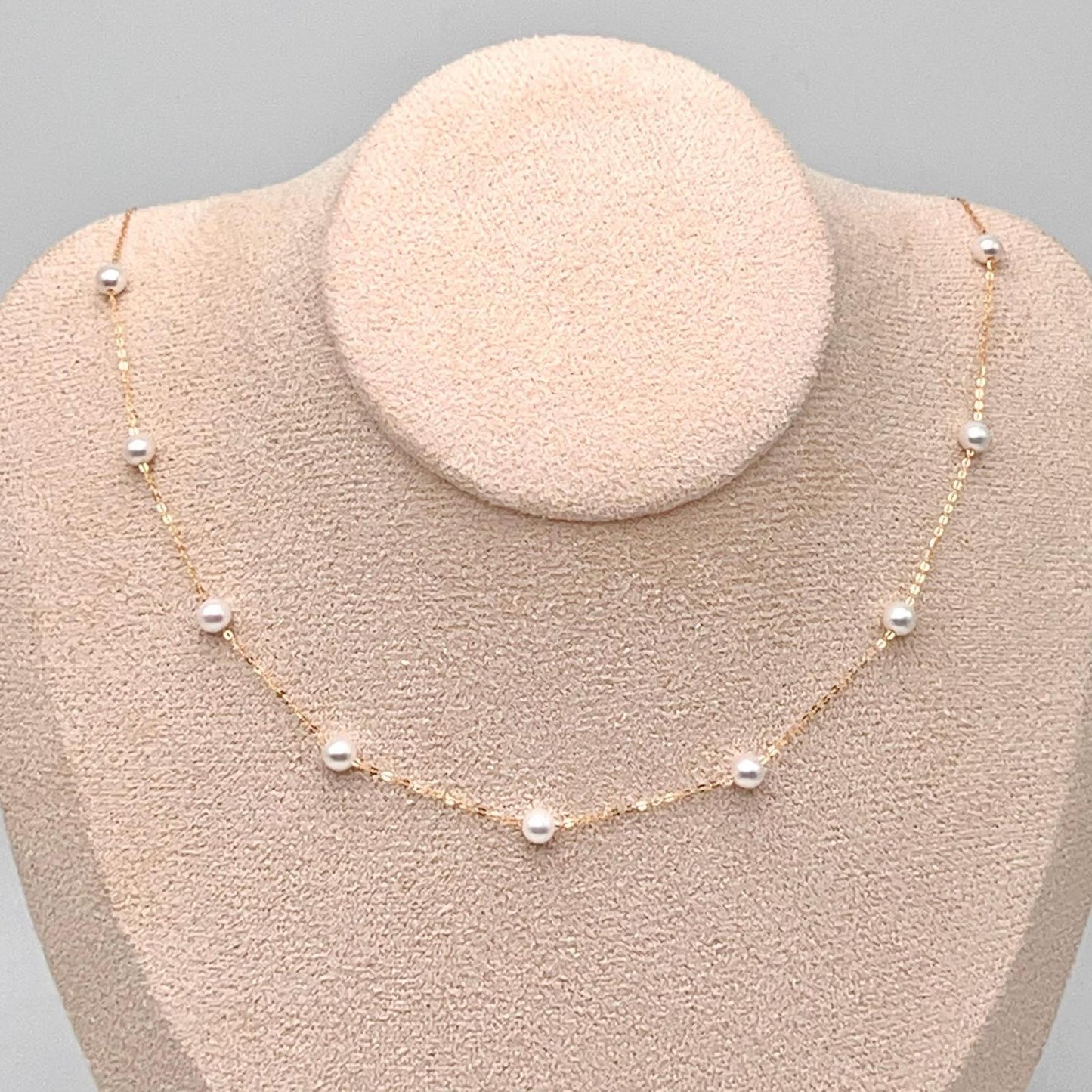 Starlight . White Pearl Necklace in 18K Gold. 4mm