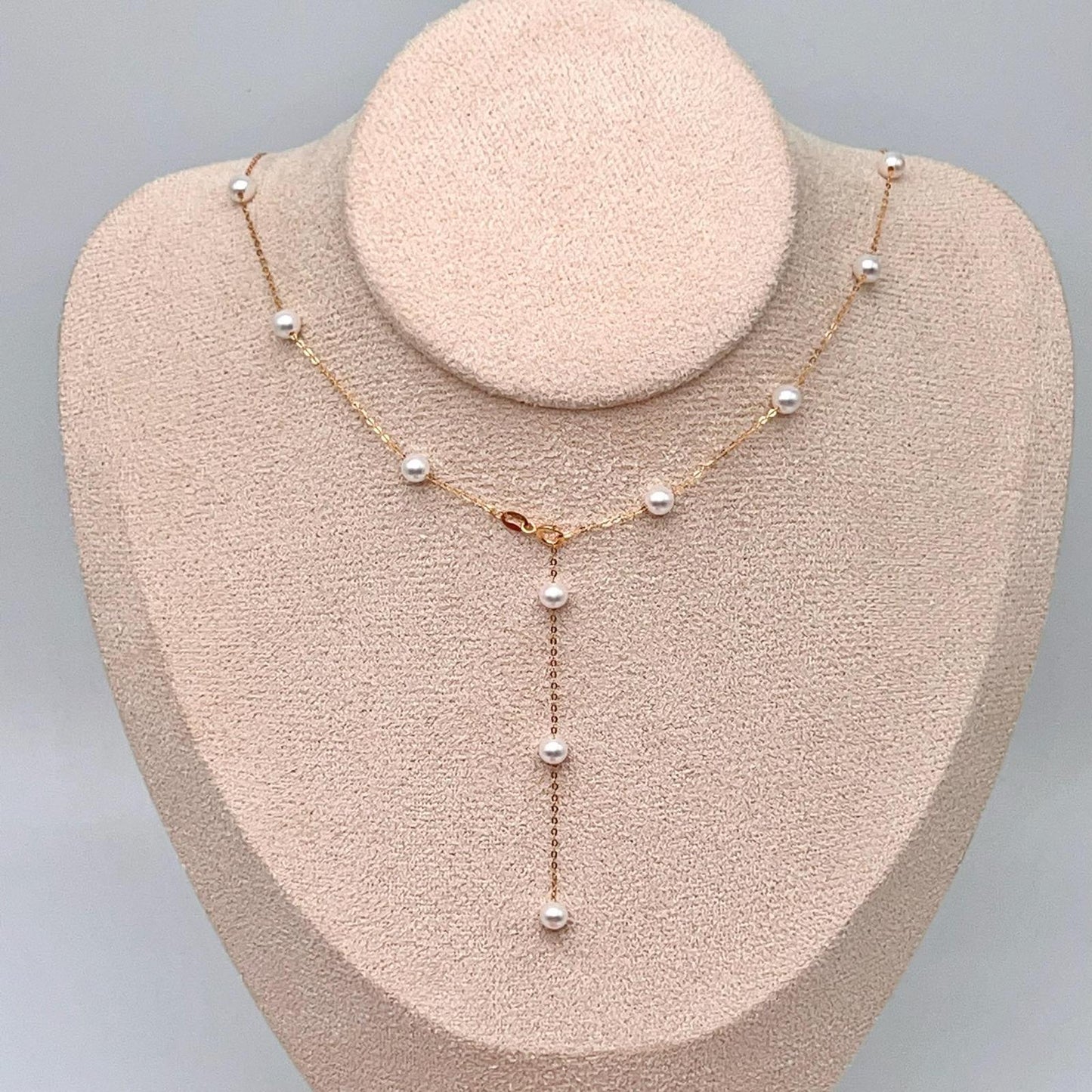 Starlight . White Pearl Necklace in 18K Gold. 4mm
