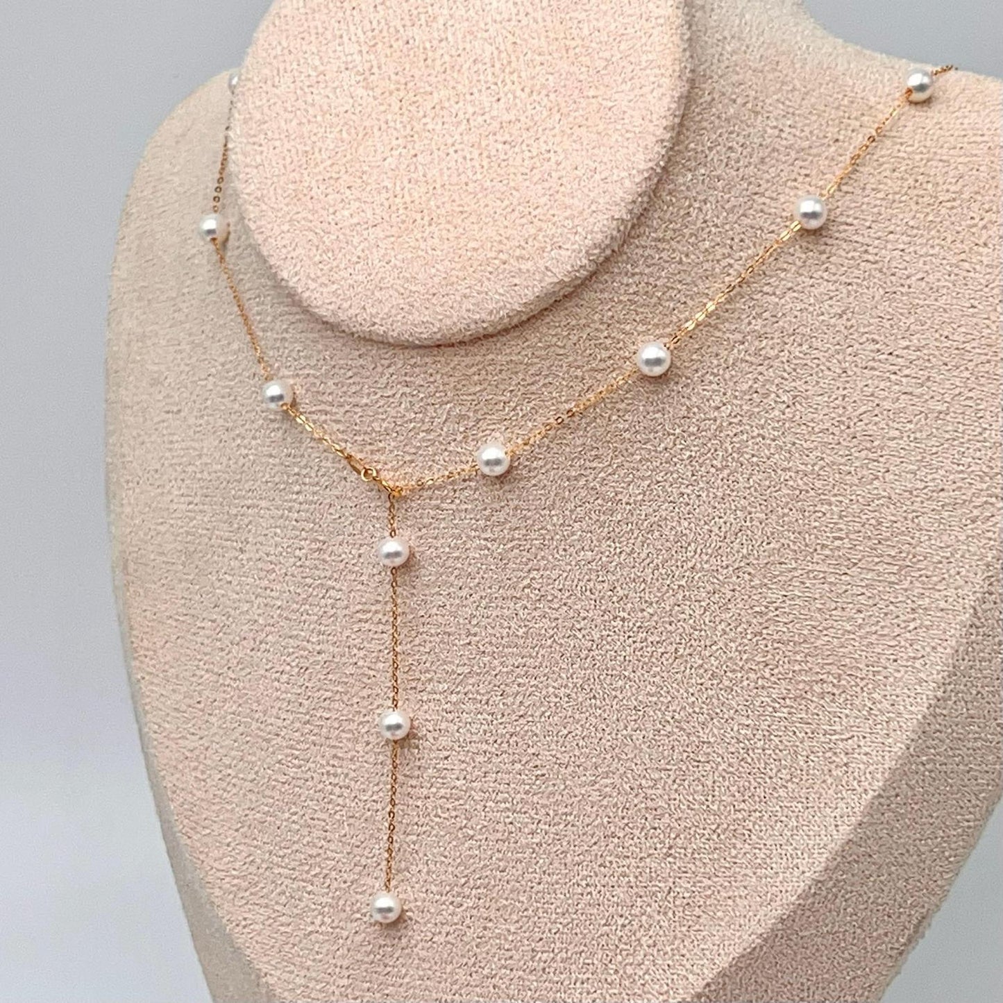 Starlight . White Pearl Necklace in 18K Gold. 4mm