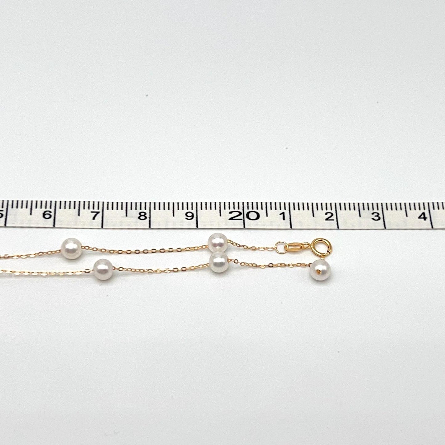 Starlight . White Pearl Necklace in 18K Gold. 4mm
