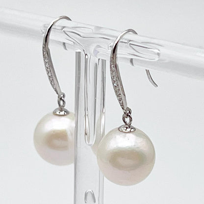Classic.White Edison Pearl Earring Dangle in Platinum. PT900