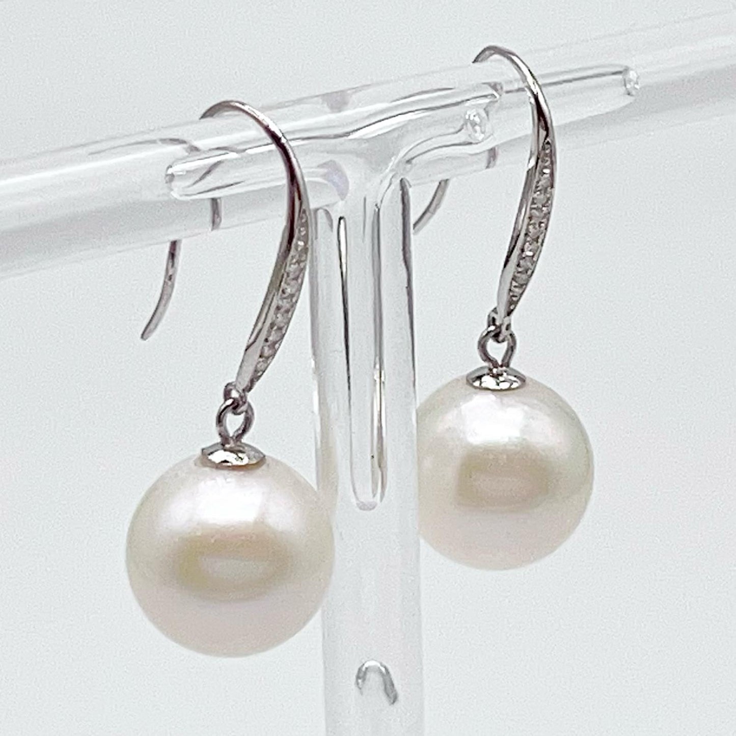 Classic.White Edison Pearl Earring Dangle in Platinum. PT900