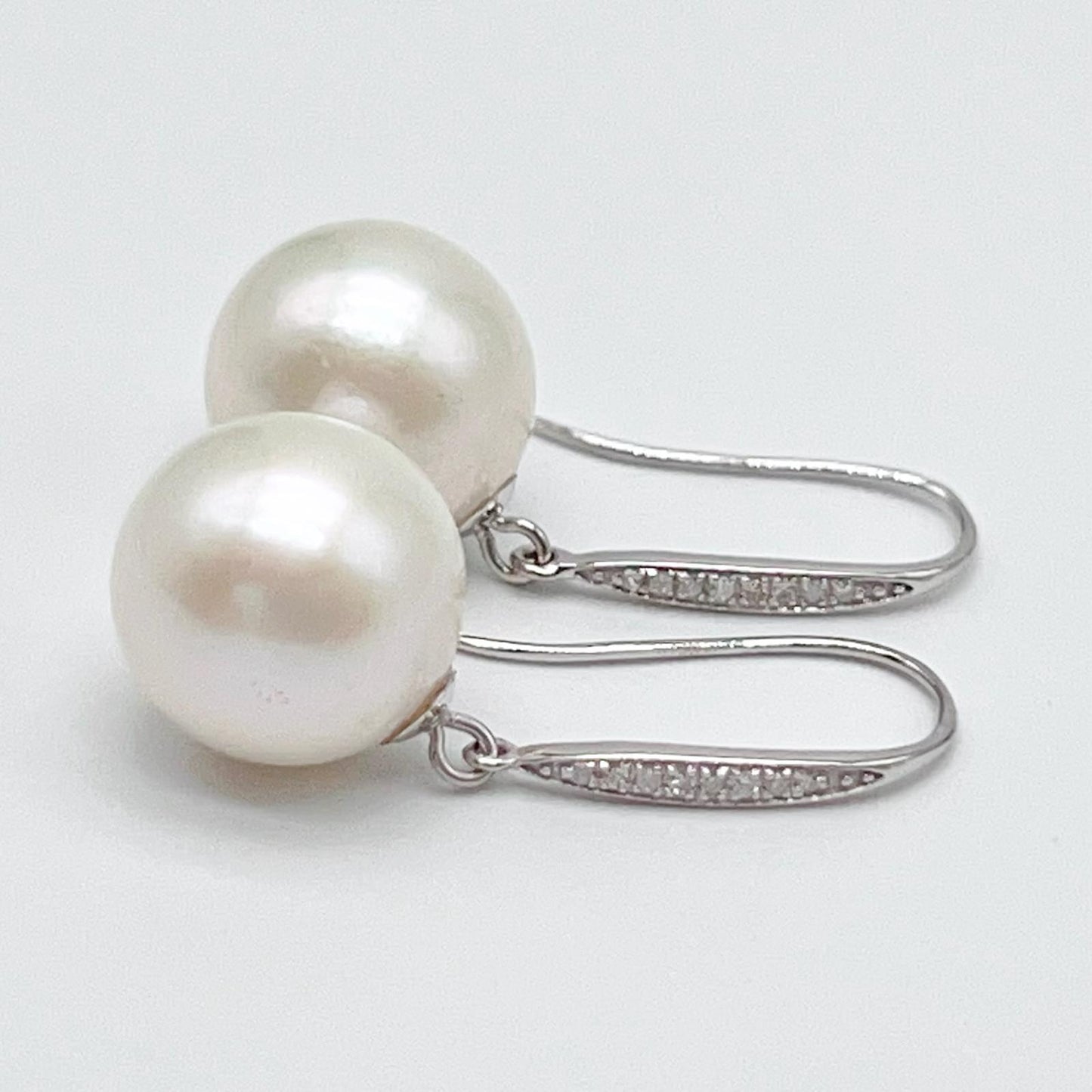 Classic.White Edison Pearl Earring Dangle in Platinum. PT900