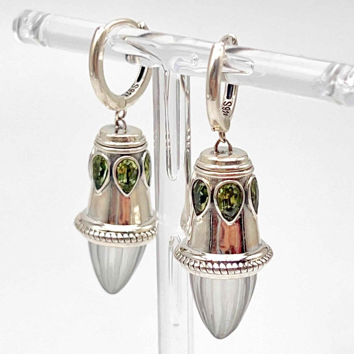 Retro Wind . Earring of Quartz in Bullet Shape with Peridot in Silver 925