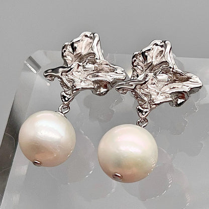 Retro Wind . Earring of Edison Pearl in Silver 925. Twisted Surface