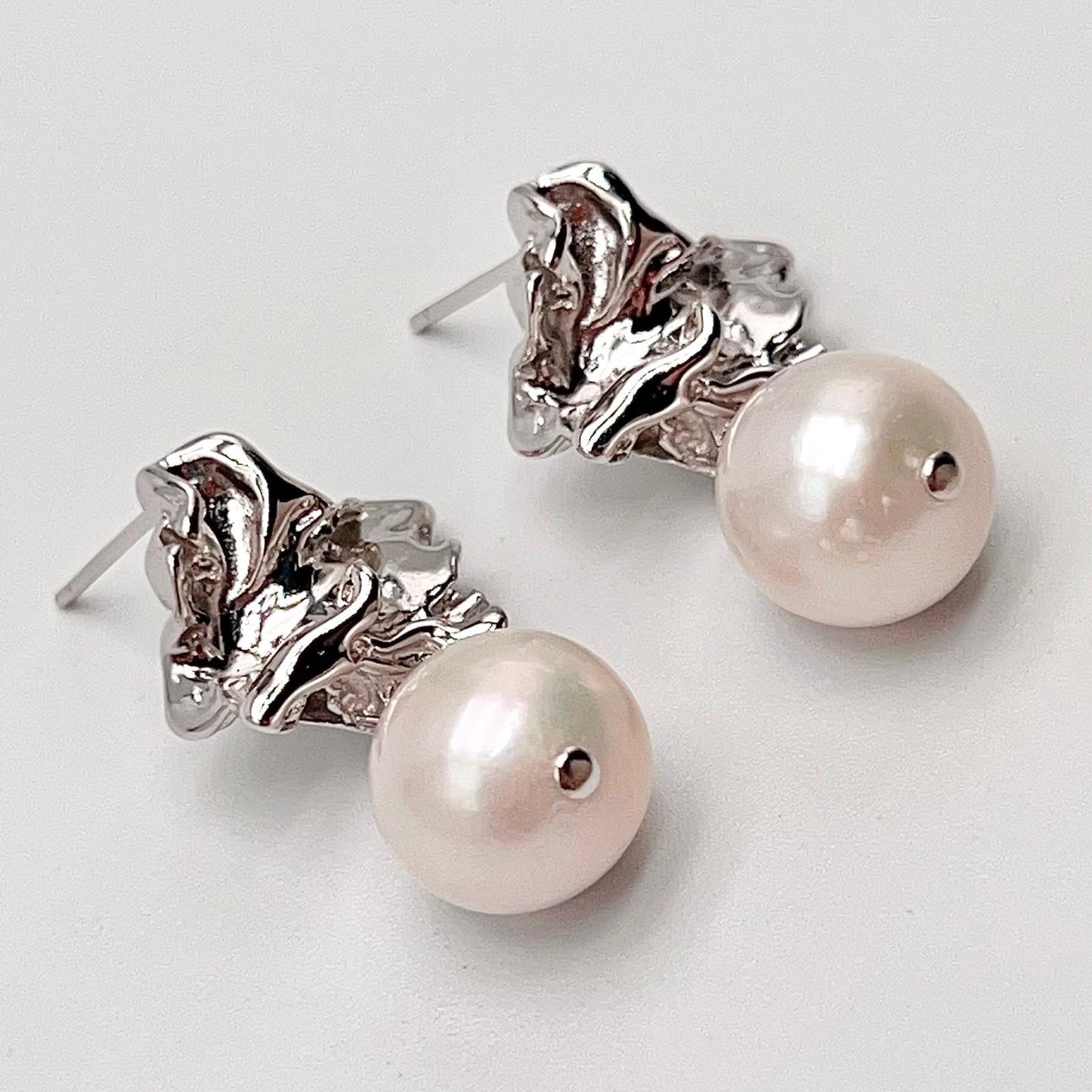 Retro Wind . Earring of Edison Pearl in Silver 925. Twisted Surface