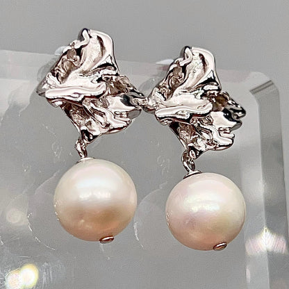 Retro Wind . Earring of Edison Pearl in Silver 925. Twisted Surface