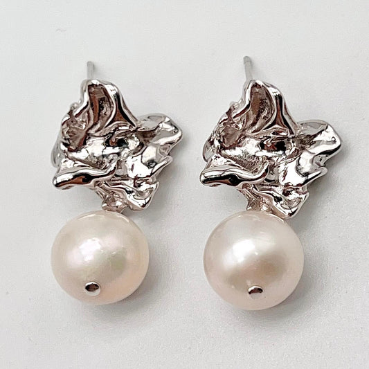 Retro Wind . Earring of Edison Pearl in Silver 925. Twisted Surface