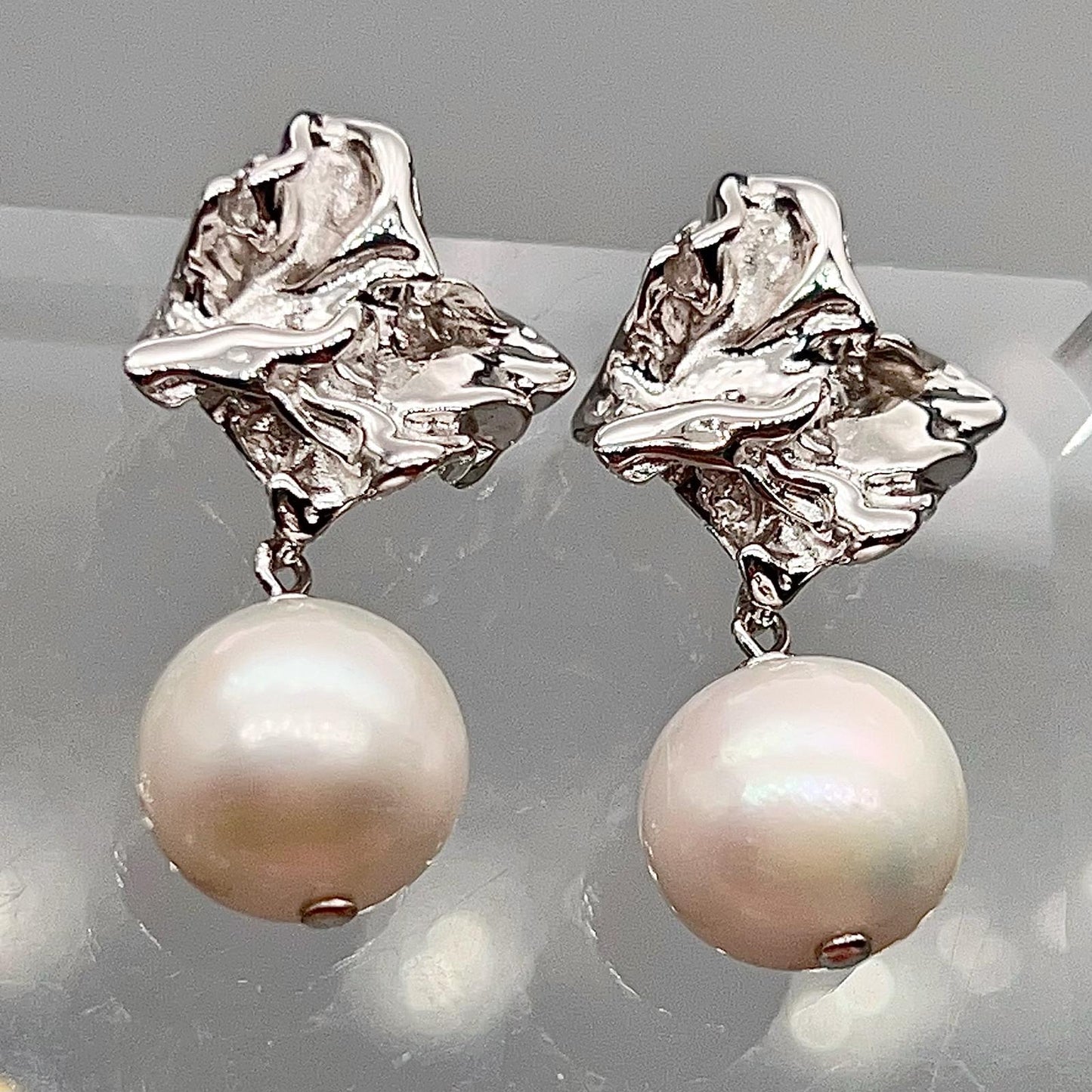 Retro Wind . Earring of Edison Pearl in Silver 925. Twisted Surface