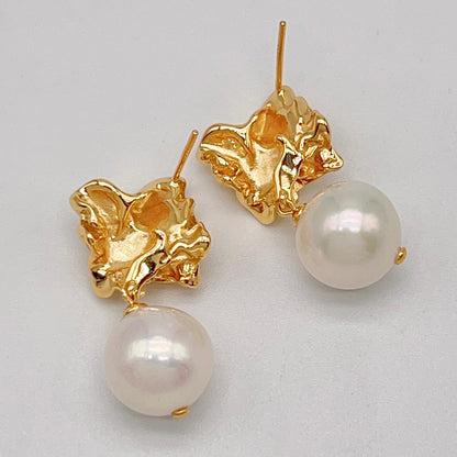 Retro Wind . Earring of Edison Pearl in Silver 925. Twisted Surface