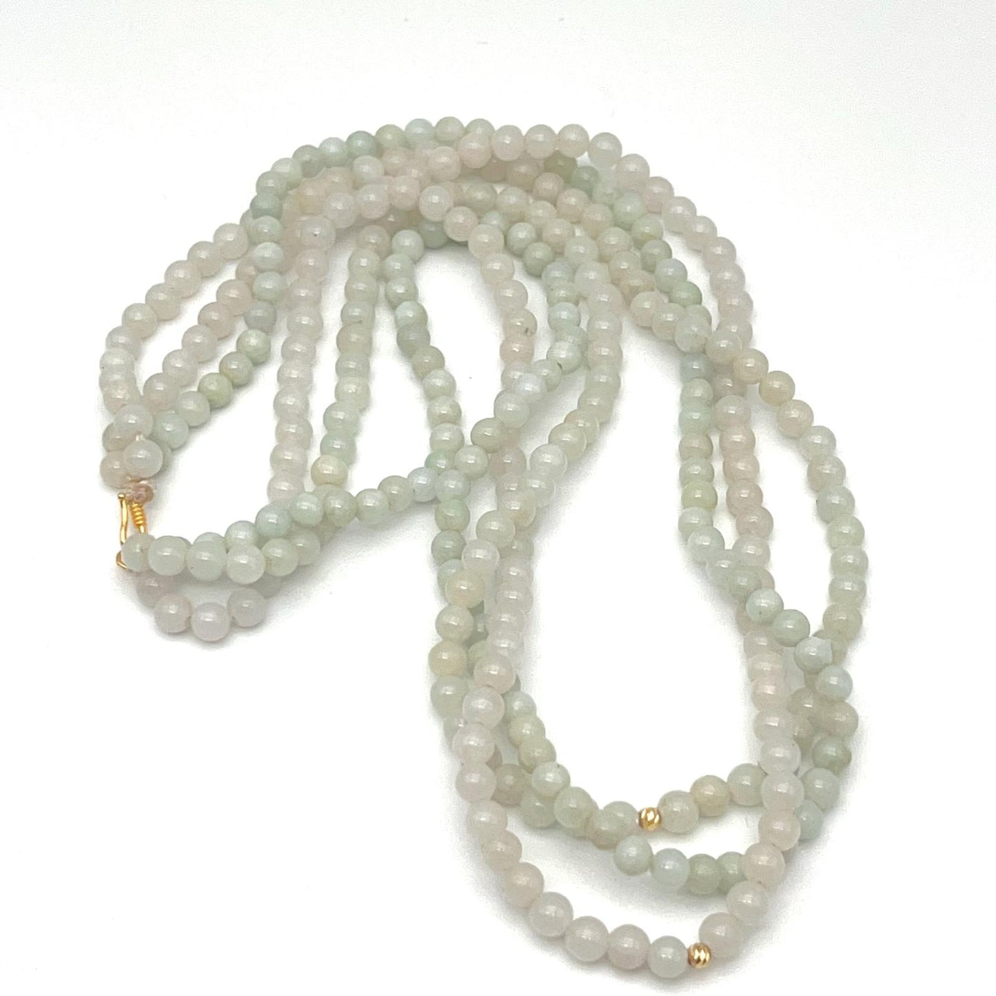 Classic. Necklace of green Jadeite in 18K Gold. 3 String. 4mm