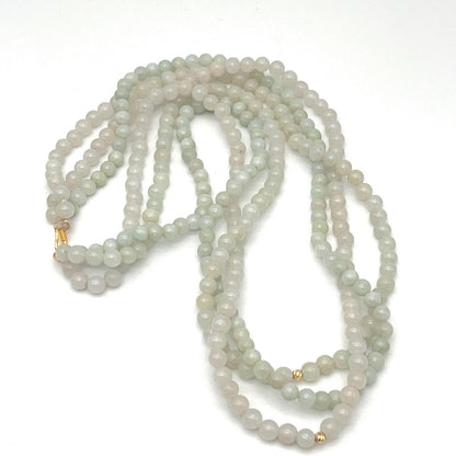 Classic. Necklace of green Jadeite in 18K Gold. 3 String. 4mm