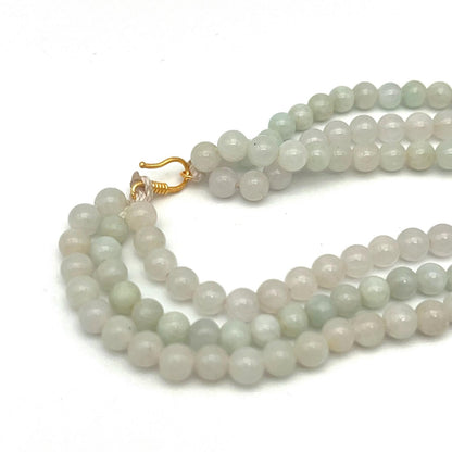 Classic. Necklace of green Jadeite in 18K Gold. 3 String. 4mm
