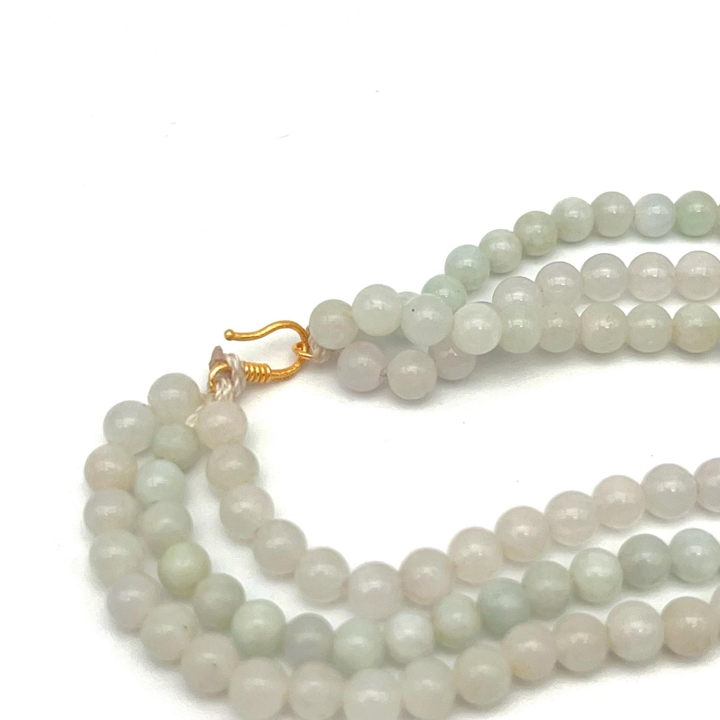 Classic. Necklace of green Jadeite in 18K Gold. 3 String. 4mm