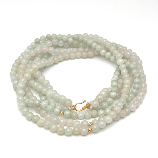 Classic. Necklace of green Jadeite in 18K Gold. 3 String. 4mm