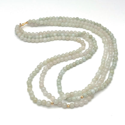 Classic. Necklace of green Jadeite in 18K Gold. 3 String. 4mm