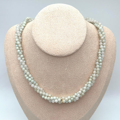 Classic. Necklace of green Jadeite in 18K Gold. 3 String. 4mm