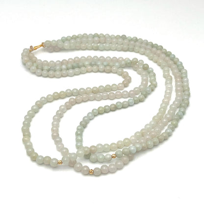 Classic. Necklace of green Jadeite in 18K Gold. 3 String. 4mm