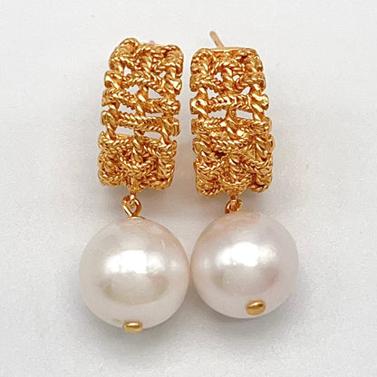 Retro Wind. Edison Pearl Earring in Silver 925. White . Weaving Dangle