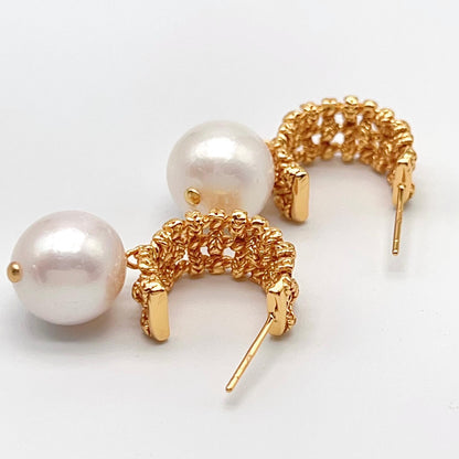 Retro Wind. Edison Pearl Earring in Silver 925. White . Weaving Dangle