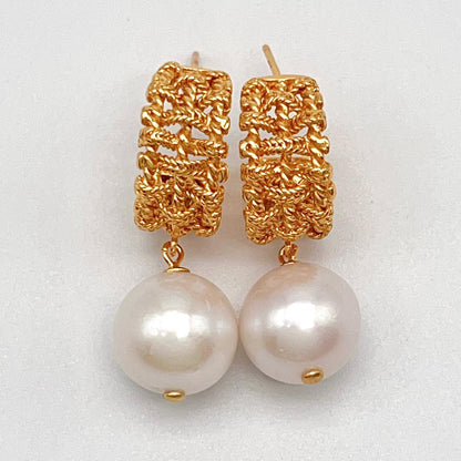 Retro Wind. Edison Pearl Earring in Silver 925. White . Weaving Dangle
