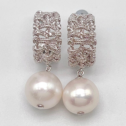 Retro Wind. Edison Pearl Earring in Silver 925. White . Weaving Dangle