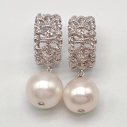 Retro Wind. Edison Pearl Earring in Silver 925. White . Weaving Dangle