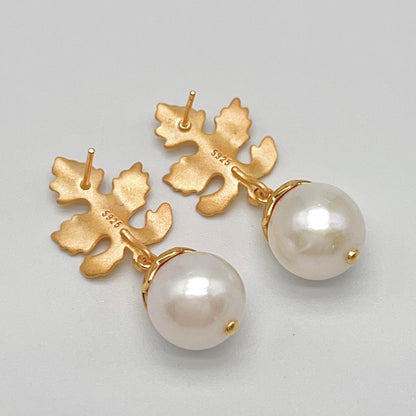 Retro Wind. Edison Pearl Earring in Silver 925. White . Maple Leaf
