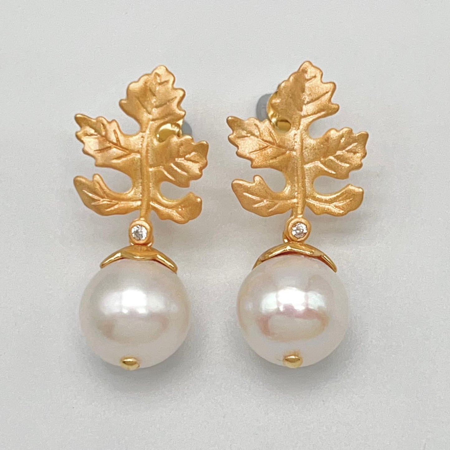 Retro Wind. Edison Pearl Earring in Silver 925. White . Maple Leaf