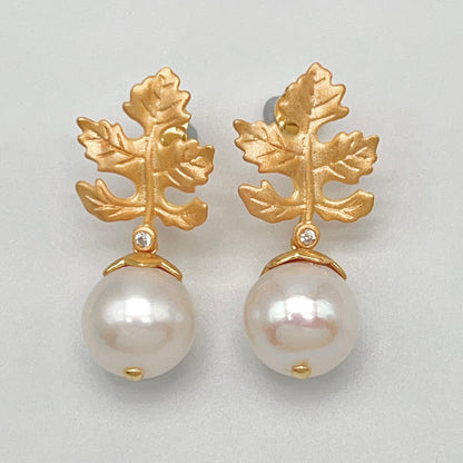 Retro Wind. Edison Pearl Earring in Silver 925. White . Maple Leaf