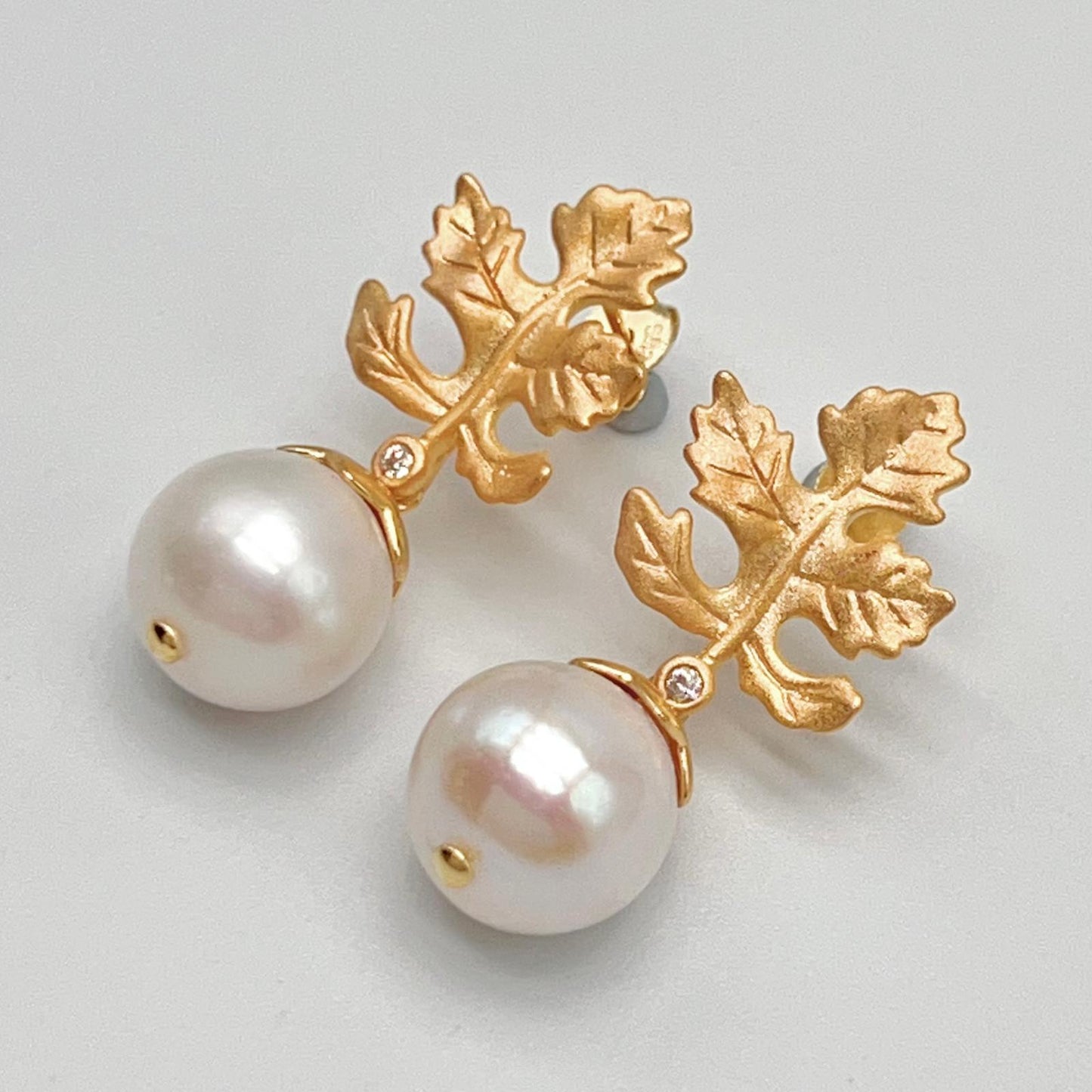 Retro Wind. Edison Pearl Earring in Silver 925. White . Maple Leaf