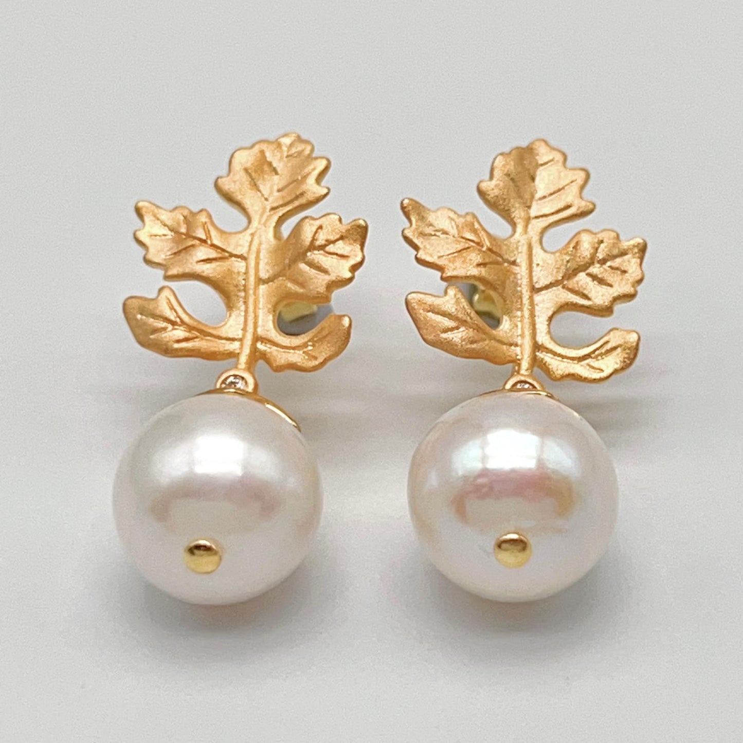 Retro Wind. Edison Pearl Earring in Silver 925. White . Maple Leaf