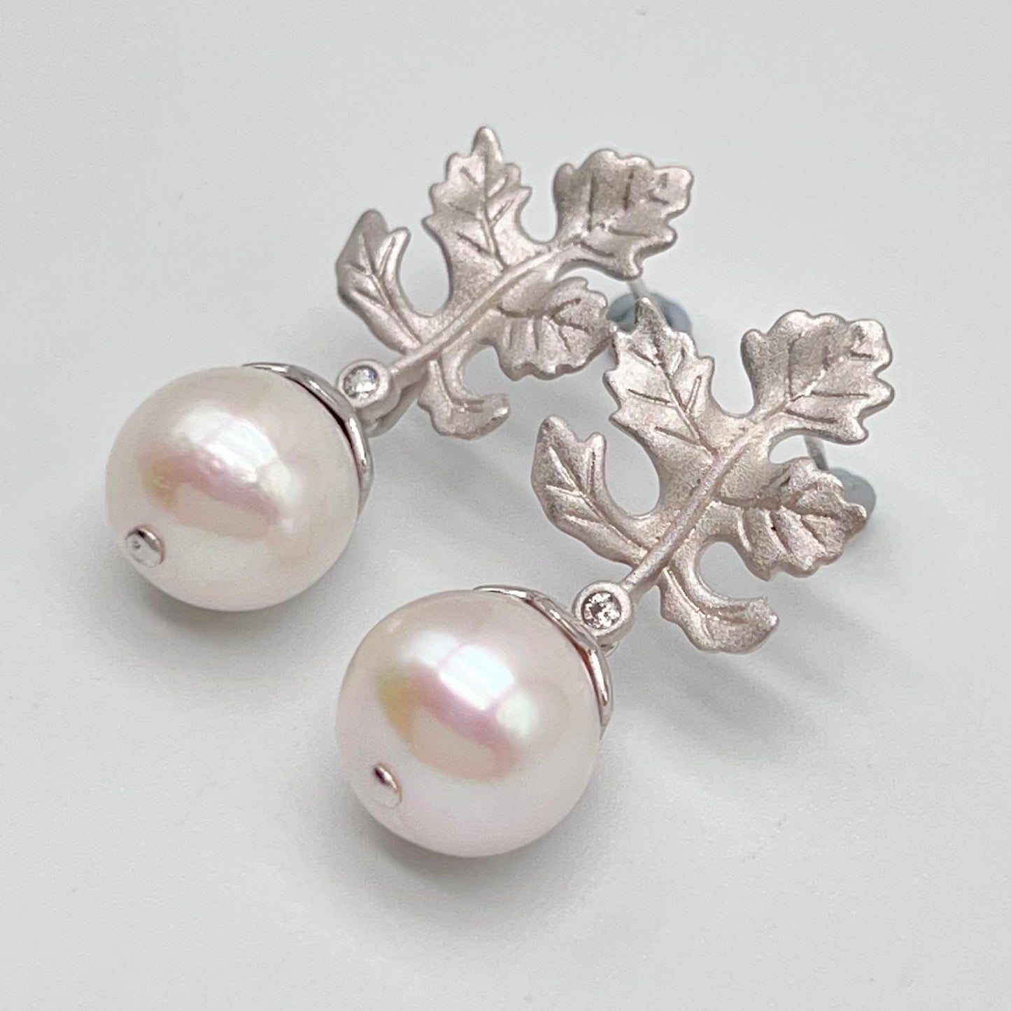 Retro Wind. Edison Pearl Earring in Silver 925. White . Maple Leaf