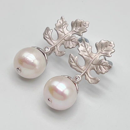 Retro Wind. Edison Pearl Earring in Silver 925. White . Maple Leaf