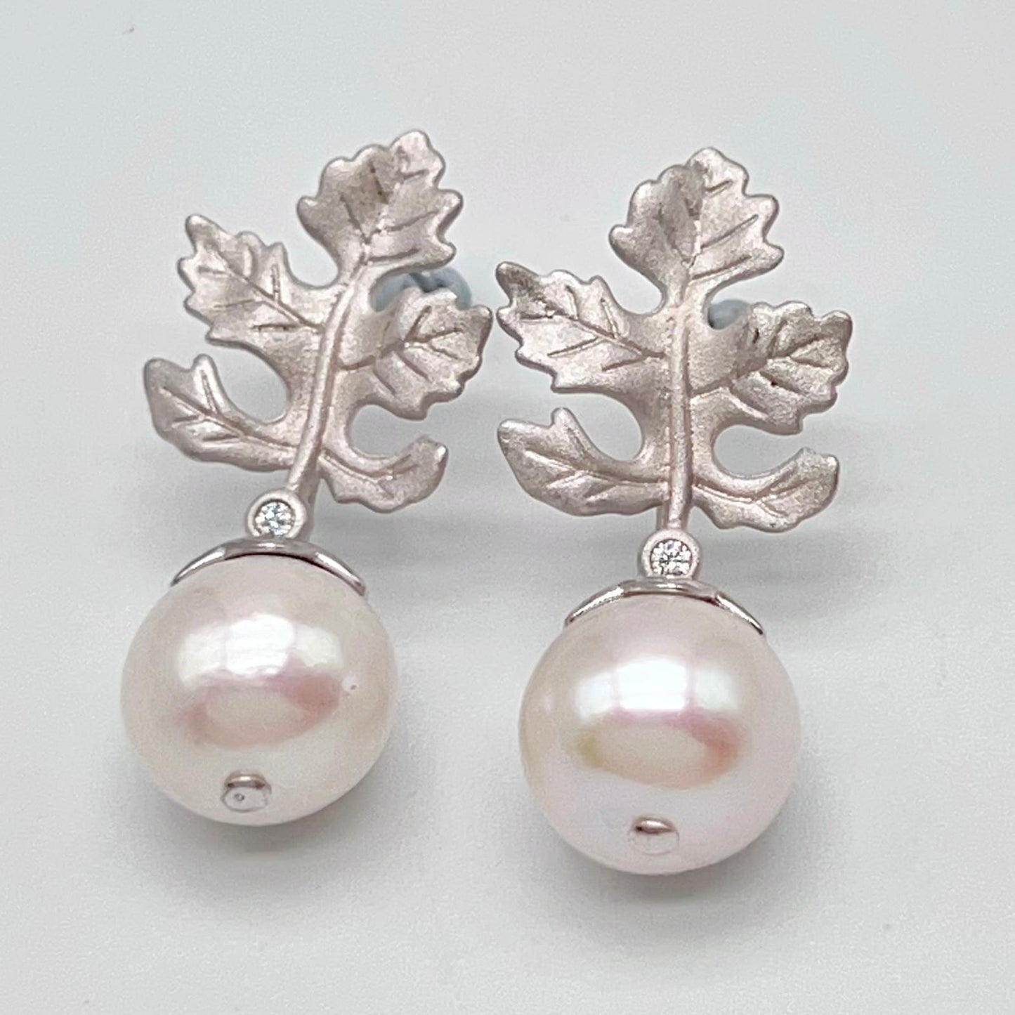 Retro Wind. Edison Pearl Earring in Silver 925. White . Maple Leaf