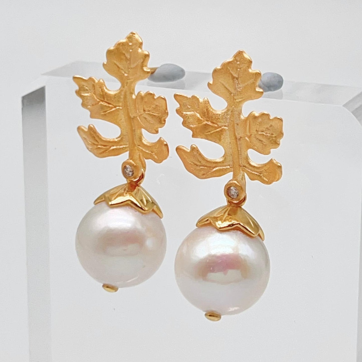 Retro Wind. Edison Pearl Earring in Silver 925. White . Maple Leaf