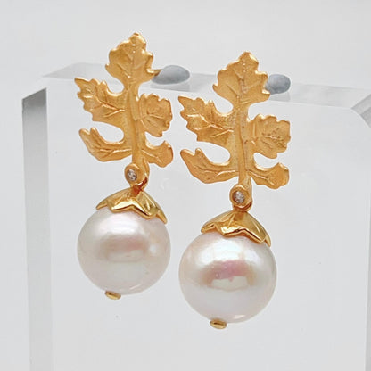 Retro Wind. Edison Pearl Earring in Silver 925. White . Maple Leaf