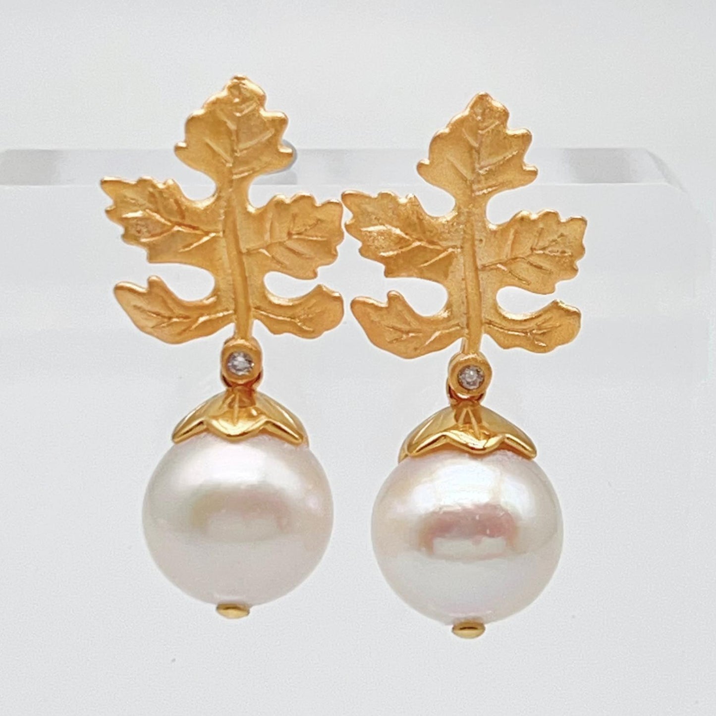 Retro Wind. Edison Pearl Earring in Silver 925. White . Maple Leaf