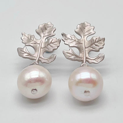 Retro Wind. Edison Pearl Earring in Silver 925. White . Maple Leaf