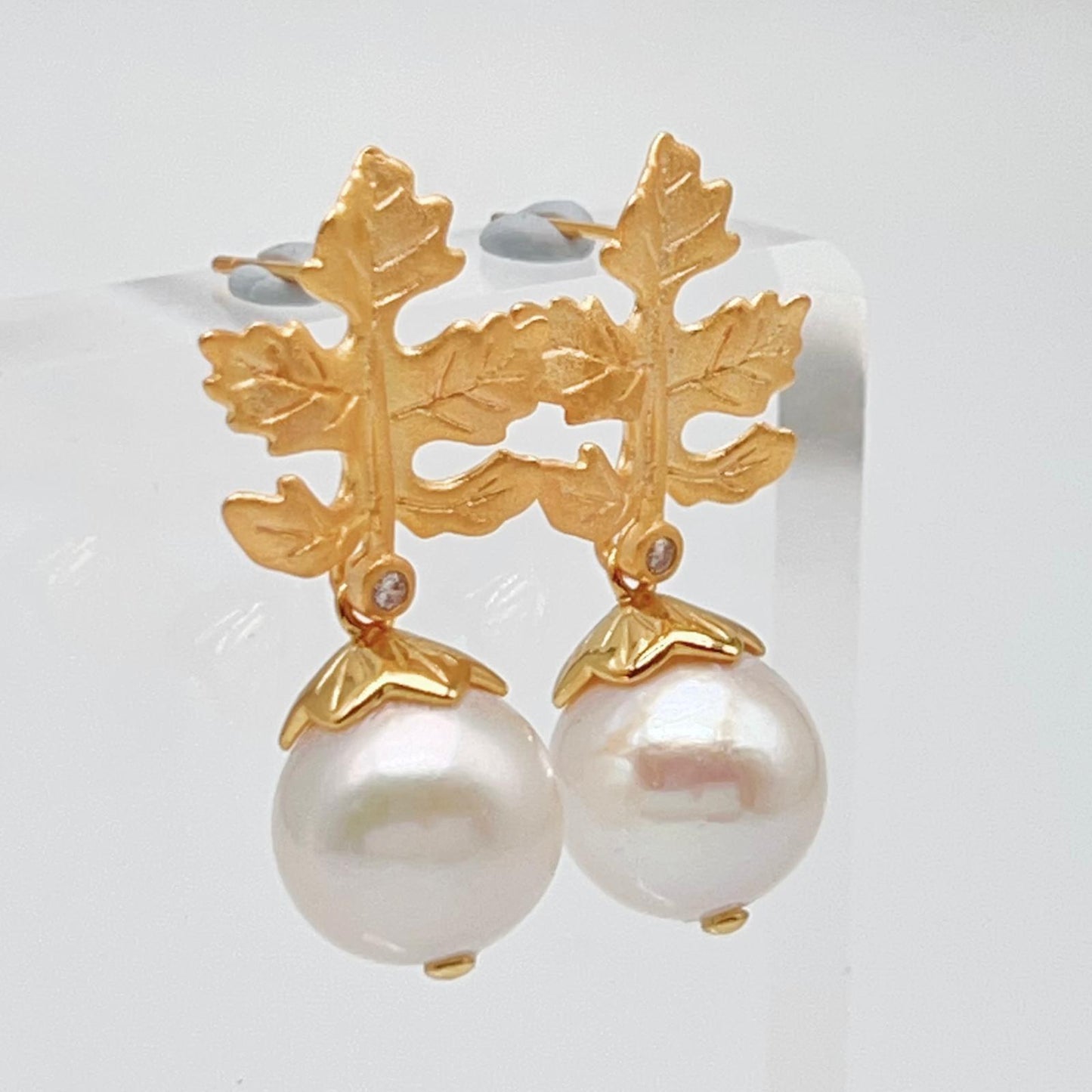 Retro Wind. Edison Pearl Earring in Silver 925. White . Maple Leaf