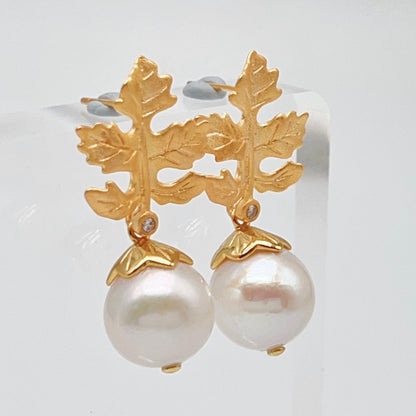 Retro Wind. Edison Pearl Earring in Silver 925. White . Maple Leaf