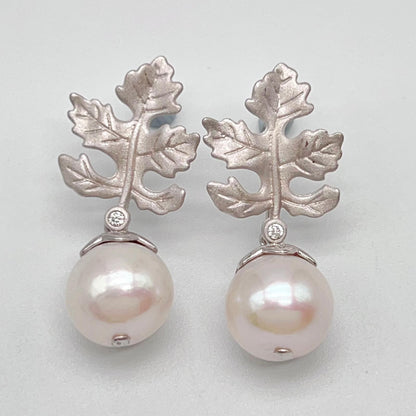 Retro Wind. Edison Pearl Earring in Silver 925. White . Maple Leaf