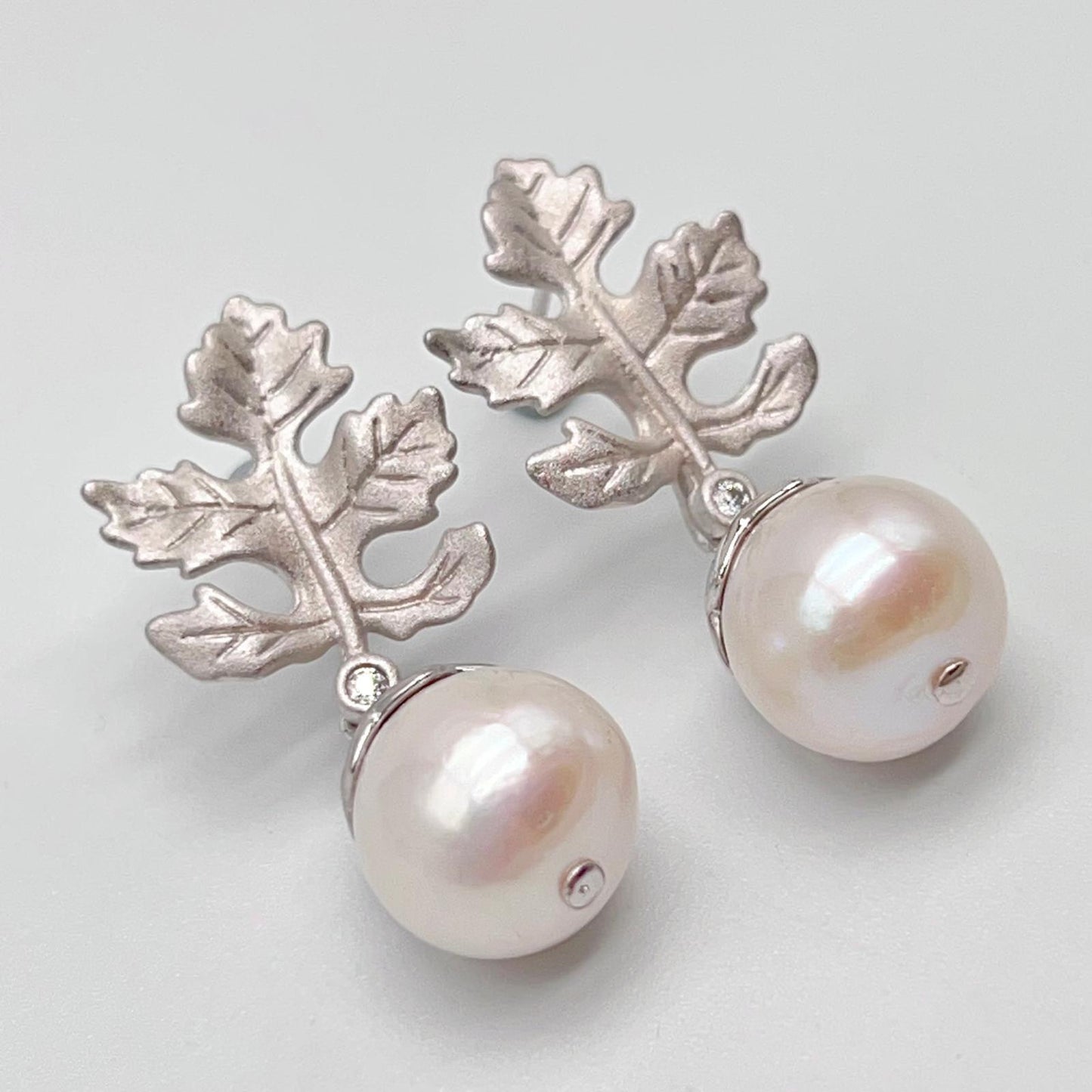 Retro Wind. Edison Pearl Earring in Silver 925. White . Maple Leaf