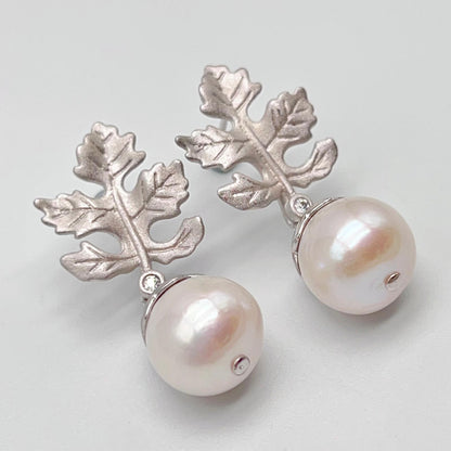 Retro Wind. Edison Pearl Earring in Silver 925. White . Maple Leaf