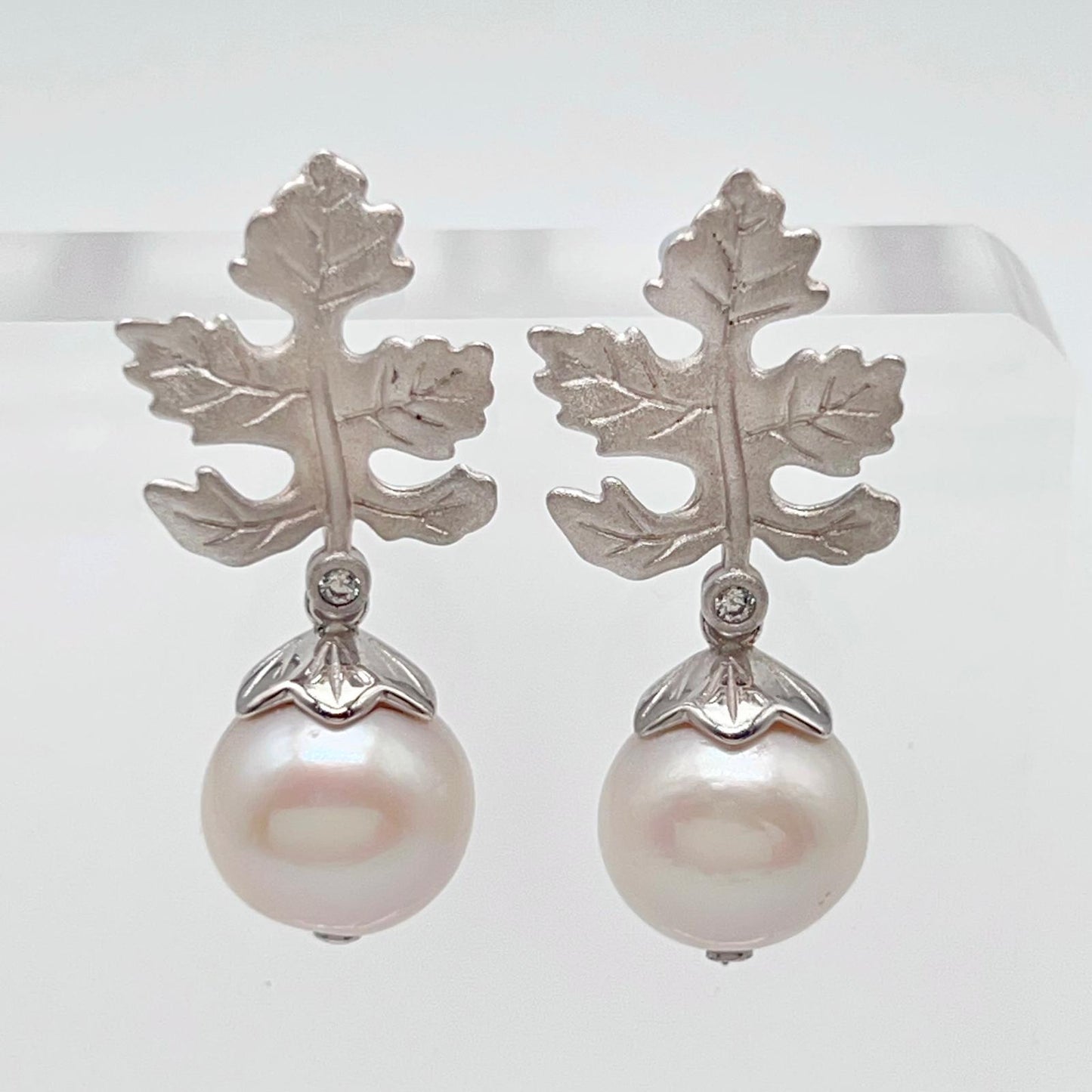 Retro Wind. Edison Pearl Earring in Silver 925. White . Maple Leaf