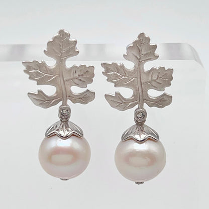 Retro Wind. Edison Pearl Earring in Silver 925. White . Maple Leaf