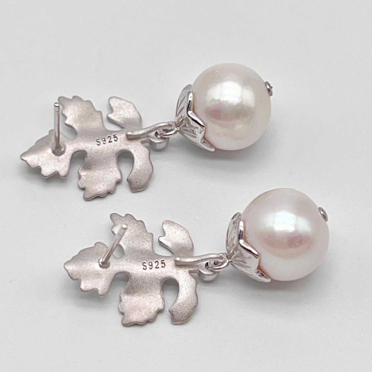 Retro Wind. Edison Pearl Earring in Silver 925. White . Maple Leaf