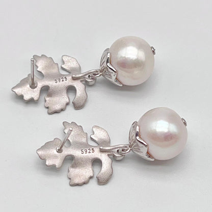 Retro Wind. Edison Pearl Earring in Silver 925. White . Maple Leaf