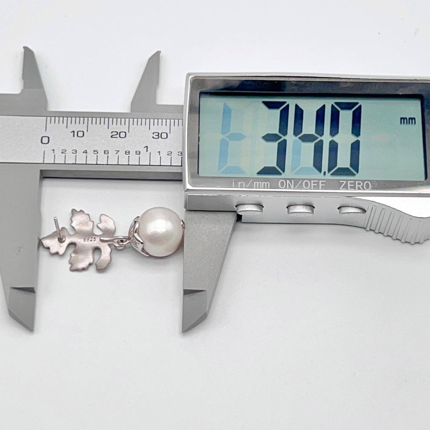 Retro Wind. Edison Pearl Earring in Silver 925. White . Maple Leaf